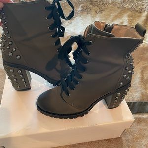 Chinese Laundry Olive Green Studded Booties with Chunky Heel Size 6 women